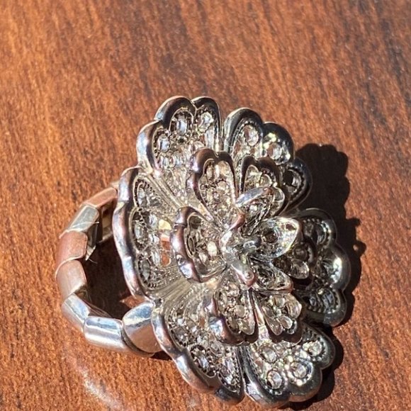 🟣 (2/$12) Fun silver stretch flower ring - One Size - Picture 3 of 13